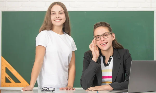 Mãe e adolescente estudo menina. professor particular e criança em sala de aula. ajuda familiar — Fotografia de Stock