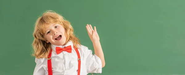 Het begrip onderwijs. Een nerd met lang haar op schoolbord. 1 september. — Stockfoto