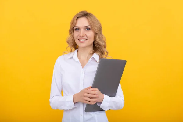 Beyaz gömlekli mutlu girişimci kadın dizüstü bilgisayarı sarı arka planda, iş dünyasında tutuyor. — Stok fotoğraf