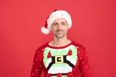 İyi olmak için çok mu geç? Noel elf portresi. Noel Baba şapkalı ve Noel kazaklı adam.