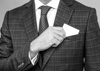 Kartvizitini sunar. Erkek eli cebinden kartvizit çıkardı. İş bilgileri