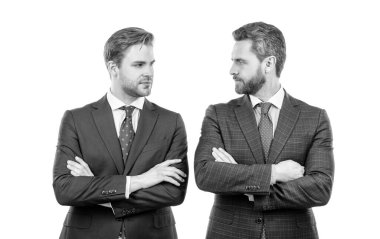 Takım elbiseli iki kendine güvenen iş adamı el ele verip beyaz liderliği ele geçirdiler.