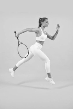 Fitness 'e adanmıştır. Tenis ya da badminton oyuncusu eğitimi. sağlıklı ve aktif yaşam tarzı.