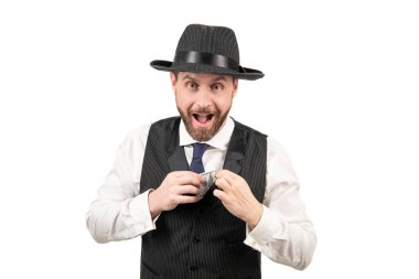 Şapkalı mutlu adam beyaz arka planda izole edilmiş 100 dolar tutuyor.