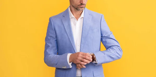 Cropped man check time on watch in formalwear on yellow background, tempo — Fotografia de Stock