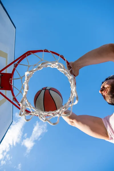 Slam dunk en movimiento. Vista superior. actividad de verano. hombre con pelota de baloncesto en la cancha. —  Fotos de Stock