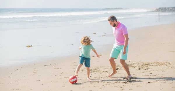 Pai e criança se divertindo ao ar livre. infância e paternidade. férias em família. — Fotografia de Stock