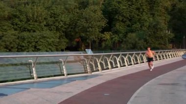 Kaslı genç adamın açık hava spor eğitimi, hızlı koş.