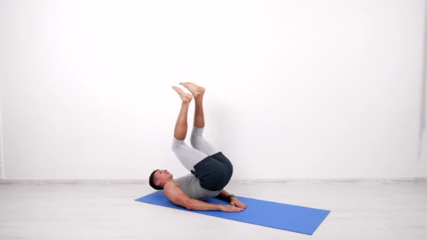 Atlético homem fazendo esporte formação em fitness mat, saúde — Vídeo de Stock