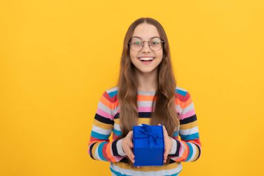 Doğum günün kutlu olsun. Kara Cuma indirimi. Mevsimlik satışlar. Kutusu olan neşeli genç kız.