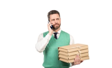 Olgun iş adamı dosya yığınını telefonda konuşan, pazarlık yapan belgelerle tutar.