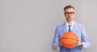 Basketbol topunda başarılı bir adam. Spor ve iş başarısı. Kendine güvenen patron için etkinlik.