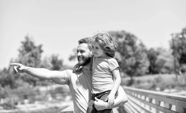 Happy father man hold son child in arms pointing finger summer outdoors, parenting — Stock Photo, Image