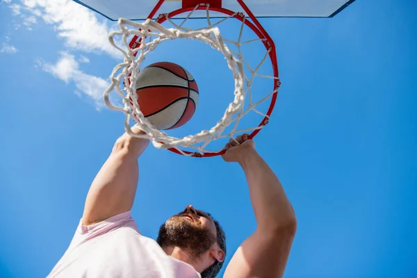 Jugador de baloncesto lanza la pelota en el aro al aire libre, apuntando —  Fotos de Stock