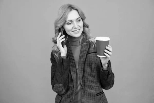 누군가와 연결되는 것. 여자는 전화로 커피를 마시며 이야기한다. 행복 한 사업가 의대화 — 스톡 사진
