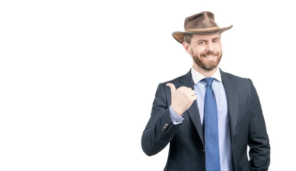 Homme d'affaires heureux en chapeau de cow-boy et costume sourire pointant doigt geste publicitaire, faire de la publicité — Photo