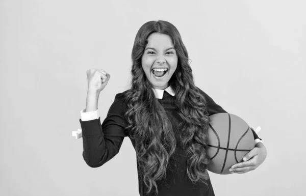 Deporte y hobby. actividad de verano. chica adolescente con pelota de baloncesto. niño jugador de baloncesto —  Fotos de Stock
