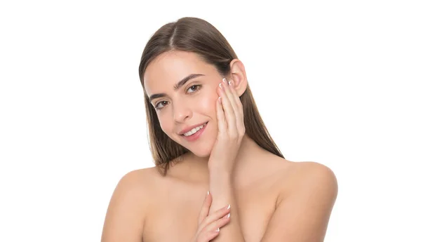 Szczęśliwa młoda kobieta dotykać miękka skóra twarzy odizolowane na białym tle, skóra — Zdjęcie stockowe