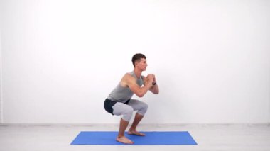 Formda kalma egzersizi yapan kaslı adam beyaz arka plan, spor