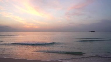 Sabah kumsalı, gün doğumunda gökyüzünde, martı ve gemiyle, yaz.