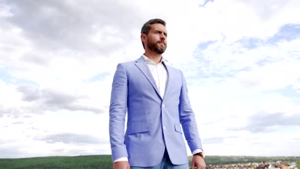 Ambicioso hombre profesional en traje formal posan en el cielo, aspiración — Vídeos de Stock