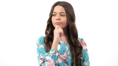 Düşünceli genç kız yeni bir fikirden esinlenerek sorunu çözmeye çalışıyor..