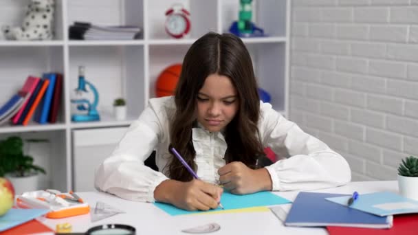 Okul üniformalı ciddi bir kız öğrenci matematik problemini çözmeye çalışıyor, çalışıyor. — Stok video