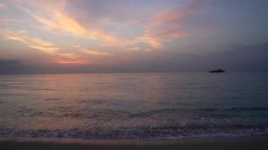 Deniz suyunda gün batımında martı ve gemi silueti, tatil