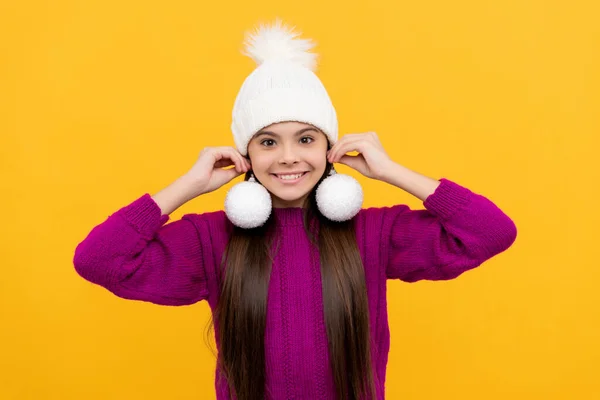 Adolescente menina segurar bola de neve no fundo amarelo. xmas decoração de férias. — Fotografia de Stock