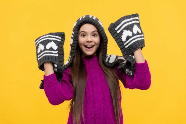 Erstaunt Teenager-Mädchen tragen Strickmütze, Winter — Stockfoto