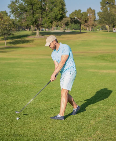 Jogador de golfe masculino no campo de golfe profissional. retrato de golfista em boné com taco de golfe — Fotografia de Stock