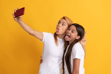 Komik kadın ve kız cep telefonuyla selfie çekiyorlar. Selfie ailesi. Modern hayat. mobil teknoloji