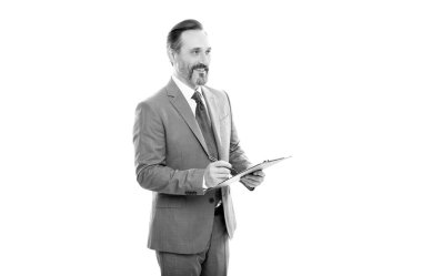 Mutlu adam notlar alıyor ya da beyaz klasör belgeleri üzerinde kontrat imzalıyor, notlar alıyor..