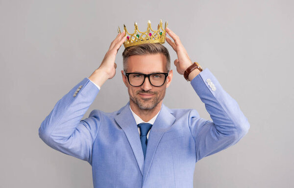 успех в бизнесе и вознаграждение. высокомерие и эгоизм. выражая самодовольство.