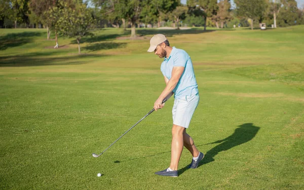 Profesjonalny golfista na profesjonalnym polu golfowym z zieloną trawą, lato — Zdjęcie stockowe