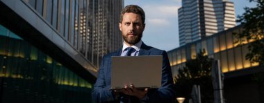 İş bilgisayarı iletişimi. Modern teknoloji. İnternet erişimi. e- postayı kontrol et.