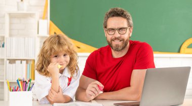 Özel öğretmenle mutlu çocuk eğitimi. Webinar video dersi. dizüstü bilgisayarda online eğitim.