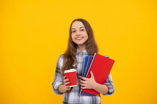 Vidám tini lány kockás ing kezében kávéscsésze és notebook, gyermekkor. — Stock Fotó