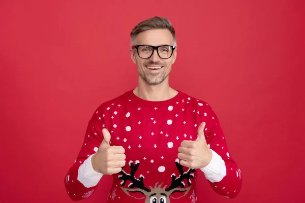 Xmas guy on red background. happy new year. merry christmas. thumb up. — Stock Photo, Image