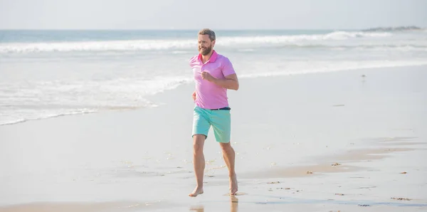 Actividade de treino matinal. homem saudável correndo na praia. verão energético. — Fotografia de Stock