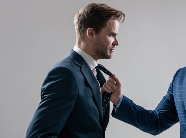 İş yerinde anlaşmazlık. İşçi kravat tarafından çekiliyor. Fiziksel çatışma. İş yeri saldırganlığı