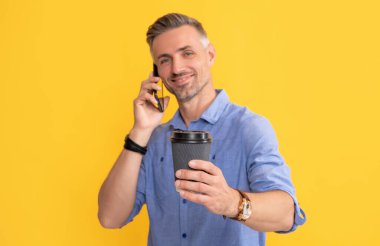 Modern hayat ve yaşam tarzı. Adam paket çay içiyor. Günaydın. iletişim.