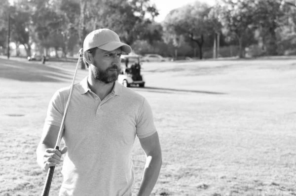 Homme golfeur en casquette avec club de golf sur herbe verte d'été, sport — Photo