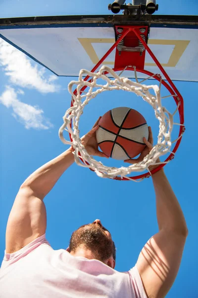 Deporte y hobby. clavado en la cesta. slam dunk en movimiento. actividad de verano. — Foto de Stock