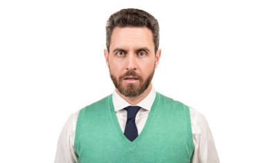 Beyaz arka planda soyutlanmış, şık giyinmiş, olgun bir adam.