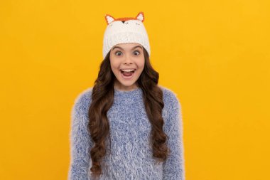 Kalın giysiler giyen çocuk portresi. Olumlu duygularını ifade et. kış modası