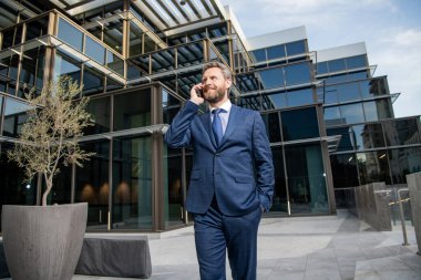 mobil bağlantı teknolojisi. İletişim. İş adamı akıllı telefondan konuşuyor.