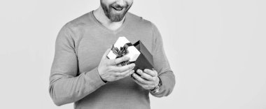 Kırpılmış yakışıklı olgun adam hediye kutusunu aç, kopyala alanı, sürpriz.