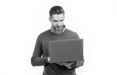 Yakışıklı iş adamı beyaz bilgisayarını kullanıyor. Video çağrısı.