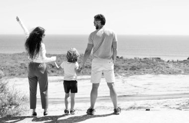 Anne, baba ve oğul birlikte rahatlayın. Hayat sigortası. hayırseverlik ve başarı. arka plan.